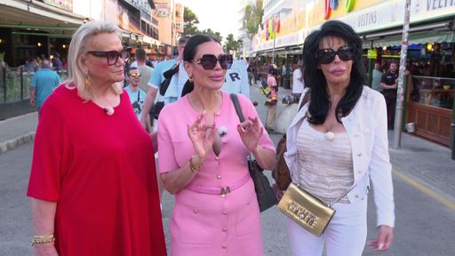 Ex-Dschungelkönigin Djamila Rowe und Deutschlands bekannteste
Seherin Lilo von Kiesenwetter suchen mit Bikini-Designerin Carmen
Diaz eine neue Boutique auf Mallorca. // Weiterer Text über ots und
www.presseportal.de/nr/6605 / Die Verwendung dieses Bildes für
redaktionelle Zwecke ist unter Beachtung aller mitgeteilten
Nutzungsbedingungen zulässig und dann auch honorarfrei.
Veröffentlichung ausschließlich mit Bildrechte-Hinweis.