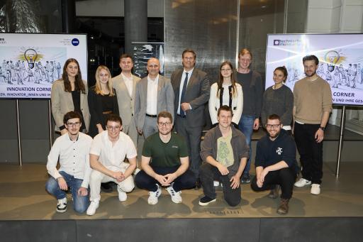  https://www.apa-fotoservice.at/galerie/39128 Am 11. März 2025
eröffnete das Technische Museum Wien einen neuen Zyklus des
Innovation Corner gemeinsam mit der Kooperationspartnerin Austria
Wirtschaftsservice Gesellschaft mbH (aws). „Junge Ideen:
Innovator_innen und ihre Geschichten“ stellt fünf außergewöhnliche
Projekte von Schüler_innen und jungen Forschenden vor und ist bis
Anfang September 2025 auf der Präsentationsfläche des Innovation
Corner in der Mittelhalle des Technischen Museums Wien zu sehen.