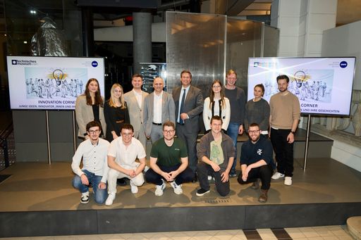  v.l.n.r.: Bernhard Sagmeister (aws Geschäftsführer), Peter
Aufreiter (Generaldirektor Technisches Museum Wien) mit den
Projektteams von Independo, WENDY Windenergy, Lamia Music/Energie
durch Farben, Recell und AirMate