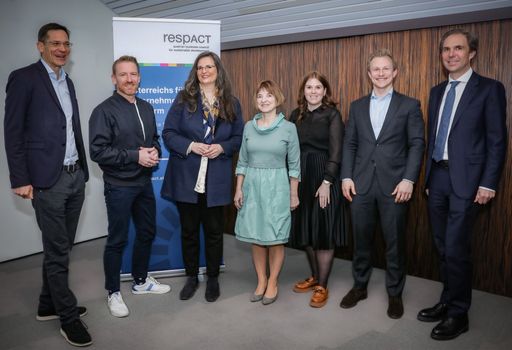  v.l.n.r.: Georg Kopetz (CEO und Co-Founder, TTTech
Computertechnik AG); Haimo Primas (CEO, Holcim (Österreich) GmbH);
Gabriela Maria Straka (Vorstandsmitglied respACT, Chefredakteurin
MANZ Nachhaltigkeit); Barbara Ascher (Geschäftsführerin,
Feller-Neumayer GmbH); Marina Luggauer (Managerin, KPMG Austria);
Maximilian Nowak (Center für Nachhaltige Produktion und Logistik,
Fraunhofer); Wolfram Senger-Weiss (Vorsitzender der
Geschäftsleitung, Gebrüder Weiss)