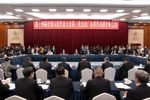 Eine Plenarsitzung der Guangdong-Delegation zur dritten Tagung
des 14. Nationalen Volkskongresses findet am Nachmittag des 6. März
statt und zieht 267 Journalisten von 107 in- und ausländischen
Medienorganisationen an.