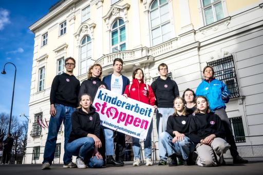 Mit einem Tanz-Flashmob auf dem Wiener Ballhausplatz während des
Ministerrats machte die Initiative "Kinderarbeit stoppen" -
bestehend aus Jugend Eine Welt, der Dreikönigsaktion der
Katholischen Jungschar, FAIRTRADE Österreich, Solidar Austria (ÖGB)
und Kindernothilfe Österreich, auf weltweit 160 Mio. arbeitende
Kinder aufmerksam. Gleichzeitig richtete die Initiative
„Kinderarbeit stoppen“ auch einen Appell an die
Regierungsvertreter:innen, an der nationalen Umsetzung der geltenden
Fassung der EU-Lieferkettenrichtlinie festzuhalten.