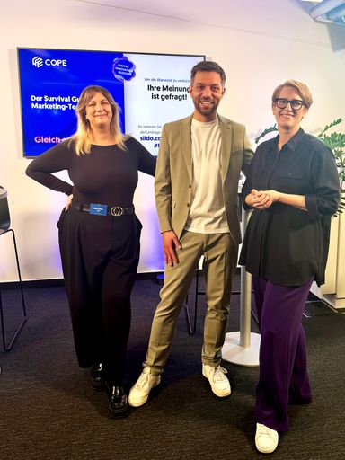  © COPE: Moderatorin Hana Greiner (Creative Director COPE) mit
Zukunftsgestalter & Behavioral Designer Jens Noll (the How creators)
und COPE Strategiechefin Nicola Dietrich (Mitglied der
Geschäftsleitung COPE), v.l.n.r.