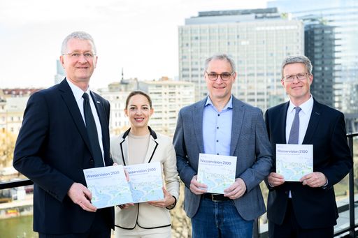  v.l.n.r.: Mag. Nikolaus Sauer (ÖVGW-Vizepräsident), DI Anna
Selitsch (ÖVGW Bereichsleiterin Wasser), DI Dr. Daniel Resch
(Geschäftsführer ÖWAV), Mag. Martin Niederhuber (ÖWAV-Präsident)