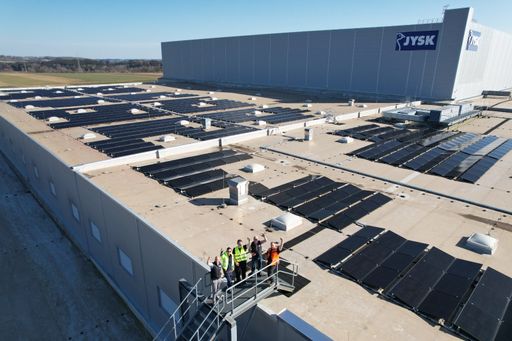  Engagierte Zusammenarbeit der Teams von Energy Partners und JYSK
in Kammlach. // Weiterer Text über ots und
www.presseportal.de/nr/170503 / Die Verwendung dieses Bildes für
redaktionelle Zwecke ist unter Beachtung aller mitgeteilten
Nutzungsbedingungen zulässig und dann auch honorarfrei.
Veröffentlichung ausschließlich mit Bildrechte-Hinweis.