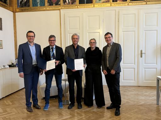 Gruppenfoto bei der Vertragsunterzeichnung