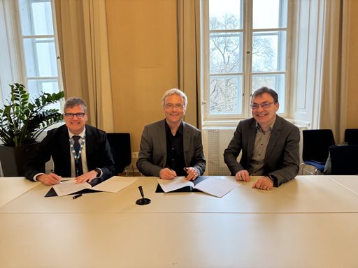 Vorschau Bild von Gruppenfoto von der Vertragsunterzeichnung