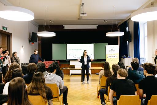 Der Zukunftstag wurde bereits durch die MEGA Bildungsmillion
gefördert – dabei erhalten Schülerinnen und Schüler niederschwellige
Finanzbildung durch Workshops. (Auf dem Bild: Sarah Ferner-Ortner,
Direktorin des Sperlgymnasiums in Wien)