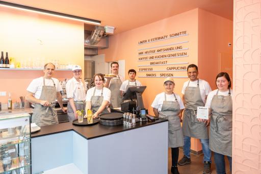 Vorschau Bild von Innenansicht Kuchenamt mit Team: Restaurantfachkraft-Lehrlinge,
Ausbildner, Standortleiter und Küchenteam