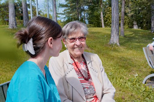 Vorschau Bild von Bewohnerin mit Pflegerin im Freien