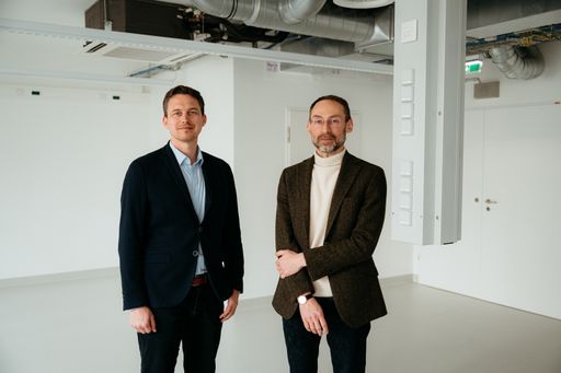  Biomedizin-Direktor Georg Winter (li.) neben KI-Direktor Michael
Bronstein im zukünftigen Robotics Lab des AITHYRA-Instituts der
Österreichischen Akademie der Wissenschaften.