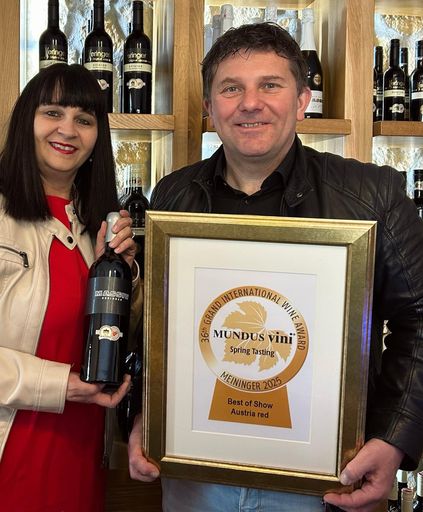 Vorschau Bild von Urkunde "Best of Show" bei Mundus Vini für Massiv Rot 2020