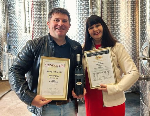 Vorschau Bild von Robert und Marietta Keringer mit den Urkunden im Tankkeller.
links: "Best of Show" bei der Mundus Vini und rechts: Grand Gold
Medaille Beides für Massiv Rot 2020