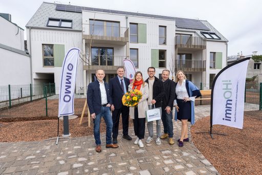 immOH! und GWSG überreichen gemeinsam den neuen Eigentümern die Schlüssel zu ihrem neuen Zuhause.