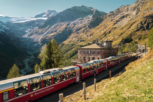 Vorschau Bild von Der Bernina Express beim Bahnhof Alp Grüm