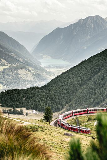 Vorschau Bild von Bernina Express bei Morteratsch, Graubünden. Im Hintergrund der
Lago di Poschiavo
