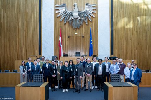 Vorschau Bild von REWE Mitarbeiter:innen Netzwerk di.to. zu Besuch im
österreichischen Parlament.
