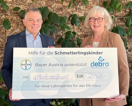  Bayer Austria übergibt 28.428 Euro für dringend benötigte
Laborgeräte für die EB-Forschung
