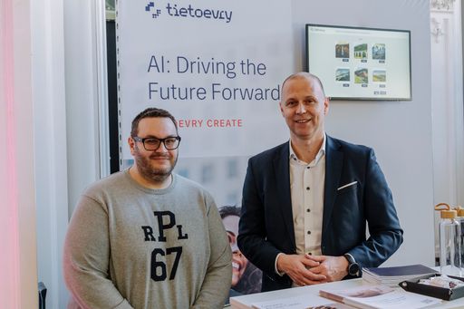 v.l.n.r.: Michael Kreuzer, Enterprise Architekt „Digitaler
Arbeitsplatz“ bei der ÖBB-Infrastruktur AG, und Robert Kaup,
Managing Director Tietoevry Austria und Head of New Markets bei
Tietoevry Create, bei der Microsoft AI Tour in Wien