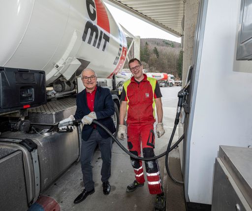 Bildtext von links: Manfred Tisch, technischer Geschäftsführer
der Baumit GmbH und Wolfgang Müllner, Chauffeur Baumit Transport
GmbH, freuen sich über den Einsparungseffekt durch den Einsatz von
HVO statt Diesel.