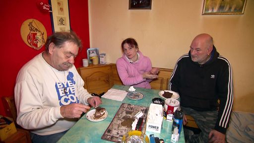 Carola mit ihren beiden Männern Lothar (li.) und Stefan. //
Weiterer Text über ots und www.presseportal.de/nr/6605 / Die
Verwendung dieses Bildes für redaktionelle Zwecke ist unter
Beachtung aller mitgeteilten Nutzungsbedingungen zulässig und dann
auch honorarfrei. Veröffentlichung ausschließlich mit
Bildrechte-Hinweis.