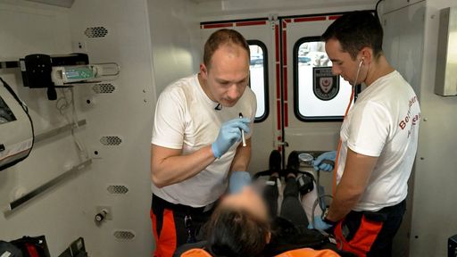 In Halle gibt es einen schwierigen Fall: Eine junge Frau, die von
der Polizei aufgegriffen wurde, leidet unter starken
Entzugsschmerzen. (Foto: Notfallsanitäter Kevin Raab, li.) //
Weiterer Text über ots und www.presseportal.de/nr/6605 / Die
Verwendung dieses Bildes für redaktionelle Zwecke ist unter
Beachtung aller mitgeteilten Nutzungsbedingungen zulässig und dann
auch honorarfrei. Veröffentlichung ausschließlich mit
Bildrechte-Hinweis.