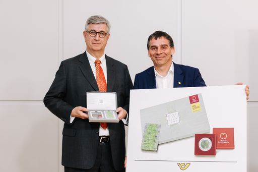 Gerhard Starsich, Münze Österreich AG, und Peter Umundum,
Generaldirektor-Stellvertreter, Österreichische Post AG, stellen das
innovative Set aus Silber-Niob-Münze und dazu passender Crypto stamp
"Digitalisierung" vor.