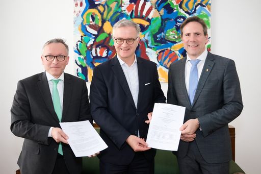  Von links nach rechts: Anton Reinl (AGES), Markus Müller (MedUni
Wien) und Johannes Pleiner-Duxneuner (AGES) bei der Unterzeichnung
der Kooperationsvereinbarung.