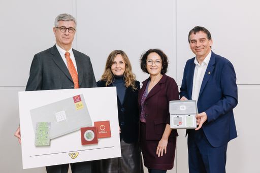  Generaldirektor Gerhard Starsich (Münze Österreich), Eva Filler
(Post AG), Peter Umundum (Post AG) und Andrea Lang (Münze Österreich
AG) präsentieren die Innovation.