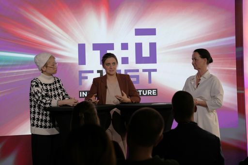 Vorschau Bild von Jie Mei (Assistant Professor of Computational Neuroscience),
Stefanie Lindstaedt (Founding President) und Nina Hubig (Assistent
Professor of Explainable Artificial Intelligence) (v.l.) bei der
abschließenden Podiumsdiskussion.