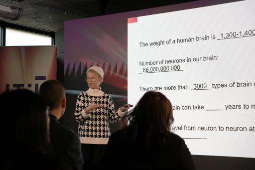 Vorschau Bild von Jie Mei, Assistant Professor of Computational Neuroscience, legte
in ihrer Antrittsvorlesung den Fokus darauf, wie KI zur frühzeitigen
Erkennung neurodegenerativer Erkrankungen, etwa Parkinson, beitragen
kann.