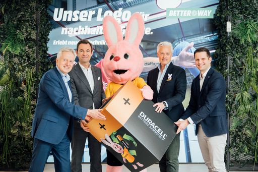 v.l.n.r.: Thomas Maier (Geschäftsführer, ERA), Harald Hauke
(Vorstandssprecher, ARA AG), Duracell-Hase, Gregor Weigerstorfer
(Sales Dach, Duracell Austria) & Jan Niclas Brandt (CEO, MediaMarkt
Österreich)