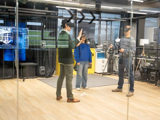 Vorschau Bild von Geführte Touren durch die Learning Labs bieten die Möglichkeit
Virtual Reality zu erkunden.