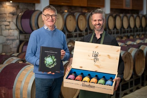 Vorschau Bild von Josef Umathum und Vitus Winkler mit Holzkiste neue PIWI-Weine und
Kochbuch "Kräuterreich"