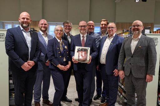 Harald Mießner (BILLA Vorstand Vertrieb), Markus Mayrhofer (BILLA
Vertriebsmanager), Ernesta Dusinovic (BILLA Corso Marktmanagerin),
Thomas Steingruber (BILLA Vertriebsdirektor), Dietmar Prammer
(Bürgermeister von Linz), Peter Binder (3. Landtagspräsident),
Michael Raml (Stadtrat), Karl Wallner (BILLA Vertriebsleiter) und
Michael Paterno (BILLA Vorstand Consumer) beim Pre-Opening des
ersten BILLA Corso Standorts in Oberösterreich.