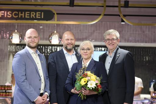 Vorschau Bild von Markus Mayrhofer (BILLA Vertriebsmanager), Harald Mießner (BILLA
Vorstand Vertrieb), Ernesta Dusinovic (BILLA Corso Marktmanagerin)
und Thomas Steingruber (BILLA Vertriebsdirektor) im Rahmen der
Feierlichkeiten.