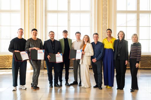  Die Preisträger*innen des Medienpreis HIV/Aids und
HIV-Botschafter*innen-Preis der Deutschen AIDS-Stiftung mit
Vorstandsvorsitzender Anne von Fallois und Schauspielerin Annabelle
Mandeng. // Weiterer Text über ots und www.presseportal.de/nr/42803
/ Die Verwendung dieses Bildes für redaktionelle Zwecke ist unter
Beachtung aller mitgeteilten Nutzungsbedingungen zulässig und dann
auch honorarfrei. Veröffentlichung ausschließlich mit
Bildrechte-Hinweis.