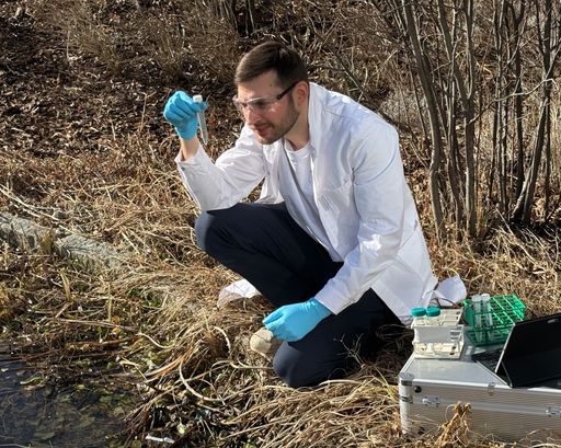  terraplasma fokussiert sich auf innovative Wasseraufbereitung mit
patentierter Kaltplasma-Technologie: ein Entwicklungsingenieur
entnimmt eine Probe aus einem Gewässer zur Analyse und zur
anschliessenden Behandlung mit Kaltplasma // Weiterer Text über ots
und www.presseportal.de/nr/174641 / Die Verwendung dieses Bildes für
redaktionelle Zwecke ist unter Beachtung aller mitgeteilten
Nutzungsbedingungen zulässig und dann auch honorarfrei.
Veröffentlichung ausschließlich mit Bildrechte-Hinweis.
