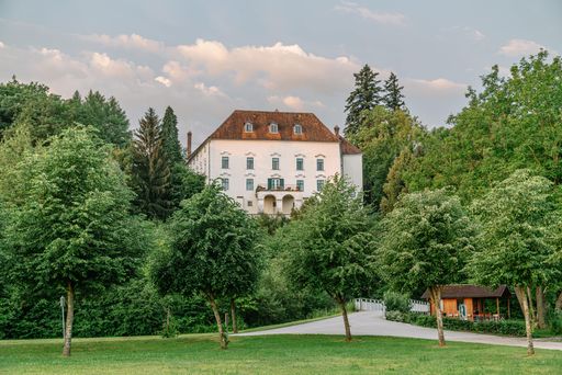 Vorschau Bild von Das Schloss thront über dem Golfplatz