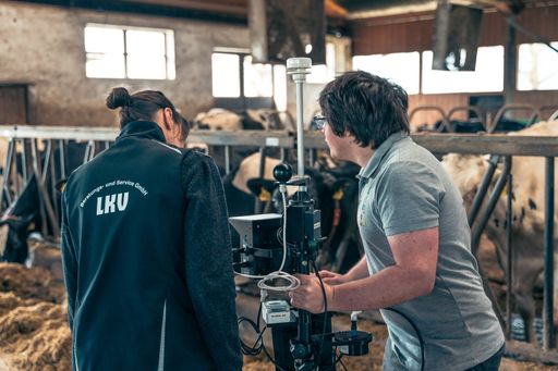 Vorschau Bild von Clément Eck, Beauftragter Klimawandel bei der
Landwirtschaftskammer Elsass und Pilot des ResKuh-Projekts nimmt mit
Dr. Elisa Strang, Verantwortliche beim LKV BW für das
Gesundheitsmonitoring Rind BW und Kopilotin des ResKuh Projekts,
Messungen im Stall des Kuretzhofs vor. // Weiterer Text über ots und
www.presseportal.de/nr/177283 / Die Verwendung dieses Bildes für
redaktionelle Zwecke ist unter Beachtung aller mitgeteilten
Nutzungsbedingungen zulässig und dann auch honorarfrei.
Veröffentlichung ausschließlich mit Bildrechte-Hinweis.