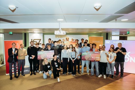  Auszubildende, die von den Mentor*innen der Häuser zum Leben
gecoacht wurden, setzten sich auch beim diesjährigen Hackathon
Vienna 2025 – Corporate Coding for Sustainability – trotz starker
Konkurrenz erneut durch und erreichten den 2. Platz! Die jungen
Talente, Schüler*innen des Technologischen Gewerbemuseums (TGM)
Höhere Technische Bundeslehr- und Versuchsanstalt Brigittenau und
Student*innen der FH Wien, überzeugten mit innovativen Lösungen zur
Nutzung von Daten für den Pflegebereich. Links: Robert Schwarz,
IT-Leiter der Häuser zum Leben.