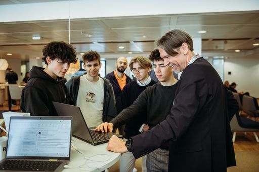 Vorschau Bild von Robert Schwarz (Foto rechts), IT-Leiter der Häuser zum Leben,
zieht eine positive Bilanz: „Unsere Beteiligung am Hackathon
unterstreicht, dass digitale Innovation und soziale Verantwortung
Hand in Hand gehen können. Wer in der IT arbeitet, kann mehr als nur
Code schreiben – er kann einen echten Unterschied für tausende
Menschen machen. Die Häuser zum Leben bieten spannende
Karrieremöglichkeiten für IT-Talente, die nicht nur Technologien,
sondern auch das soziale Umfeld von morgen gestalten wollen.“