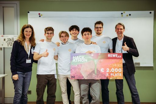 Vorschau Bild von Die Häuser zum Leben entsandten bereits zum zweiten Mal
Mentorinnen zu diesem Wettbewerb, denn zum einen sind die frischen
Ansätze der Newcomer inspirierend und zum anderen kommt man
frühzeitig mit möglichen zukünftigen Mitarbeiter*innen in Kontakt.
Das ist sowohl für die Auszubildenen als auch für das Unternehmen
interessant. Links: Alexandra Payne de Bardem, Recruiting Häuser zum
Leben, mitte: Schüler des Technologischen Gewerbemuseums (TGM)
Höhere Technische Bundeslehr- und Versuchsanstalt Brigittenau und
Studenten der FH Wien, rechts: Robert Schwarz, IT-Leiter der Häuser
zum Leben.