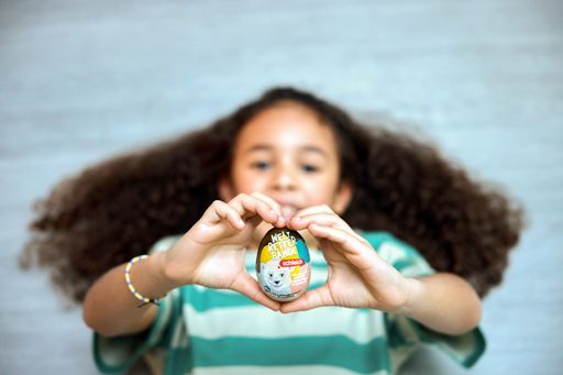 Rechtzeitig zu Ostern erweitert dm drogerie markt sein Sortiment
um eine ganz besondere Überraschung: das WeltretterEi. Das neue
Produkt erlaubt Naschen mit gutem Gewissen und sensibilisiert Kinder
spielerisch für den Umwelt- und Artenschutz.