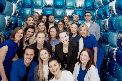 Vorschau Bild von Wild, blau und unvergesslich – so feierte das Team von Die Jungen
Wilden rund um Geschäftsführerin Silvia Lackner das 20-jährige
Jubiläum.