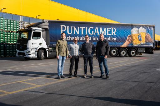  Freudiger Lokalaugenschein in Wundschuh zum Start der
Partnerschaft (v. l.): Christoph Klade, Logistics Sustainability
Consultant, Harald Raidl, Supply Chain Director und Daniel
Schreiner, Logistics Hub Manager, seitens Brau Union Österreich mit
Alexander Boin, Operations Manager Austria von Einride.