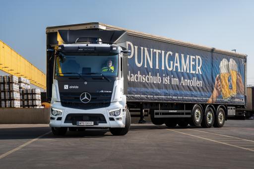 Vorschau Bild von Derzeit umfasst die Speditionspartnerschaft mit Einride acht
E-Lkw, die zwischen den Brauereien Göss und Puntigam, dem
Logistikzentrum der Brau Union Österreich Hub Süd in Wundschuh und
den Vertriebs- und Partnerlagern in Südösterreich unterwegs sind.