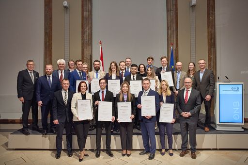  Certified Bank Audit Manager (CBAM) - die vom Verband der
dezentralen Bankprüferverbände Österreichs initiierte Ausbildung
hebt den Qualitätsmaßstab für Bankenprüfungen an. Die Verleihung der
Zertifikate an die Absolvent:innen erfolgte am 24.3.2025 durch
Gouverneur Univ.-Prof. Dr. Robert Holzmann in der Österreichischen
Nationalbank.