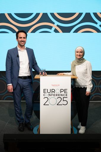  Bildungsminister Christoph Wiederkehr und Fatlinda Ibraimi,
Training, Coaching & Programmentwicklung Sekundarbildung bei TFA,
auf der Bühne der Teach For All Europe Conference.