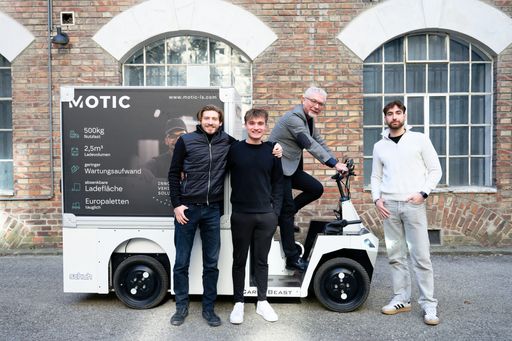 WKW-Spartenobmann Davor Sertic auf dem Cargobeast mit den drei
Motic-Gründern Clemens Hainberger, Fabio Wiesinger und Semir Berger
(v.l.n.r.)